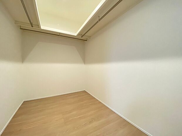 【WIC 施工例】■ゴルフバックやキャリーケースなど、大きなものの収納場所にも困りません。季節の家電や、布団、衣替えの衣類なども収納することができます。