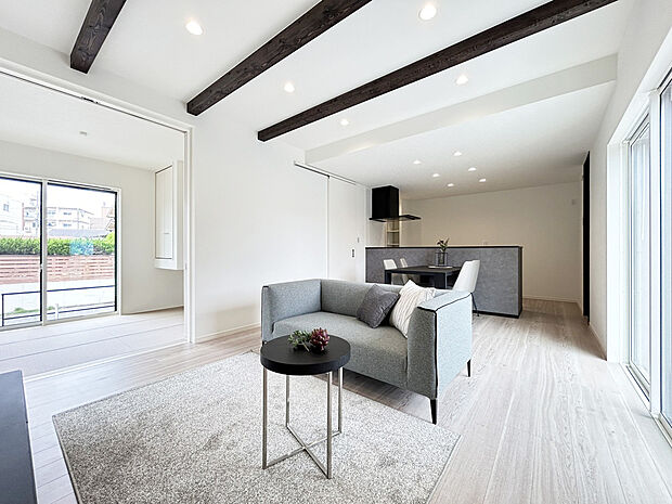 【リビング　施工例写真】ガス温水式床暖房を搭載し、空気の乾燥、汚すことなく冬場でも快適です。木肌の美しいあらわし梁がワンランク上の生活を演出します！


