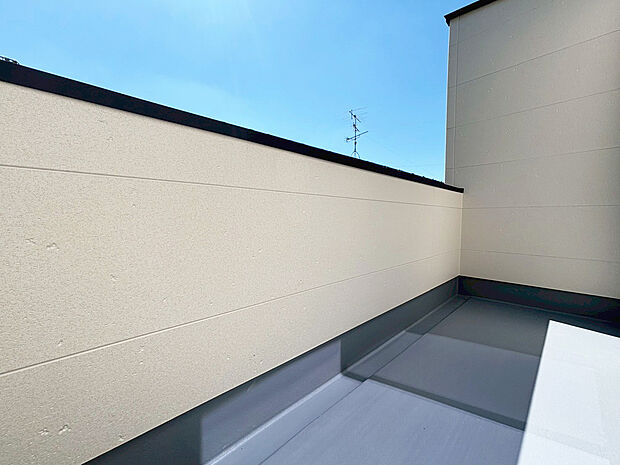 【バルコニー 同仕様】■奥行きのあるバルコニー
■洗濯物が良く乾きます