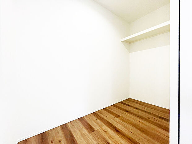 【納戸　同一仕様】■掃除道具やレジャー用品等の収納に便利な納戸
■コンセントを設置することで様々な使い方ができます