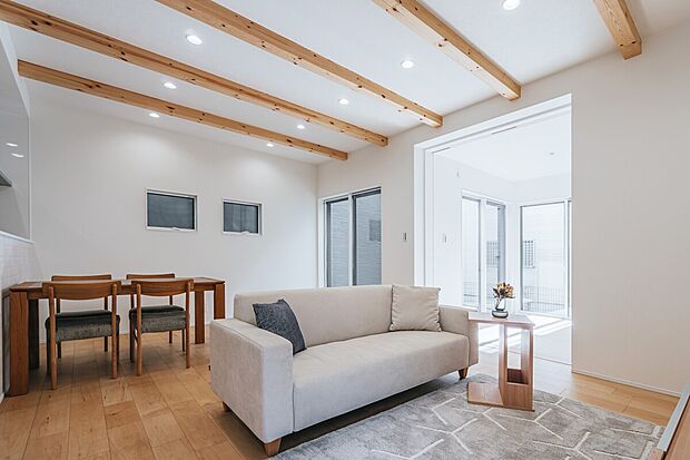 【リビング 同仕様】■木肌の美しいあらわし梁が、ワンランク上の生活を演出