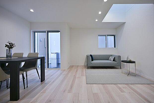 【リビング　B号棟　同仕様写真】■吹抜がワンランク上の生活を演出明るいリビングダイニングで家族の大切な時間を。