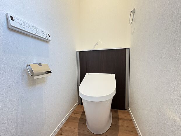 【トイレ A号棟】■ほこりが溜まりやすいタンク後ろの部分をキャビネットで隠したデザイン。
■左右の収納スペースにトイレットペーパーや掃除道具を収納。
■キズ・汚れ・菌に強いハイパーセラミック。