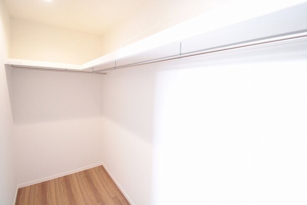 【ウォークインクローゼット 同仕様写真】■衣類だけではなく、バッグや帽子、アクセサリーといったファッションアイテムを全て一ヶ所で収納
■余分なものを置かずにすみ、寝室内がスッキリするウォークインクローゼット
