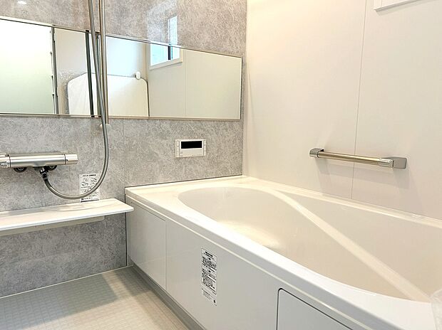 【浴室 施工例写真】【キレイサーモフロア】
スポンジが奥まで入り、お掃除ラクラク。独自の断熱層で寒い冬場でもヒヤッとしません。
【サーモバスS】
浴槽保温材と保温組フタのダブル保温で、時間が経っても浴槽内の温度を最小限に抑えます。
半身浴のできるベンチ付きの節水型の浴槽、排水口はシャワーなどの排水時に渦を起こして髪の毛やゴミをまとめてくれるためお掃除簡単で汚れもつきにくい構造になっています。