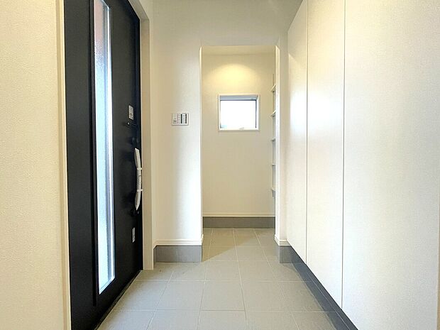 【玄関 同仕様写真】■奥様に嬉しい大容量の靴収納
■スッキリとしたデザイン