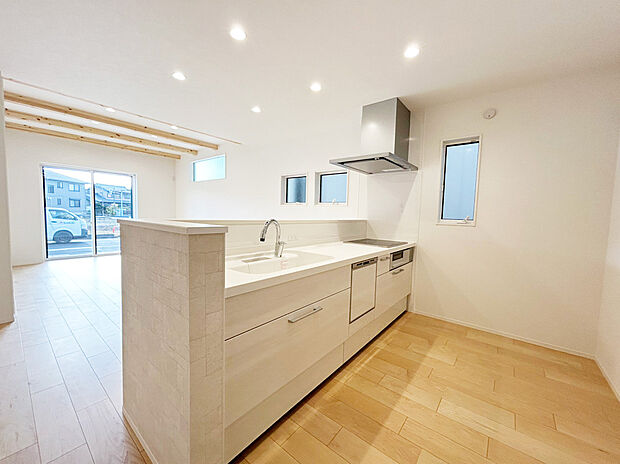 【キッチン C号棟 同仕様写真】■リクシル システムキッチン「ES」洗練されたデザインと優れた使いやすさ。最新機能も多彩に備えた、システムキッチン。暮らしの中心として、家族が自然と集まる空間が実現します。