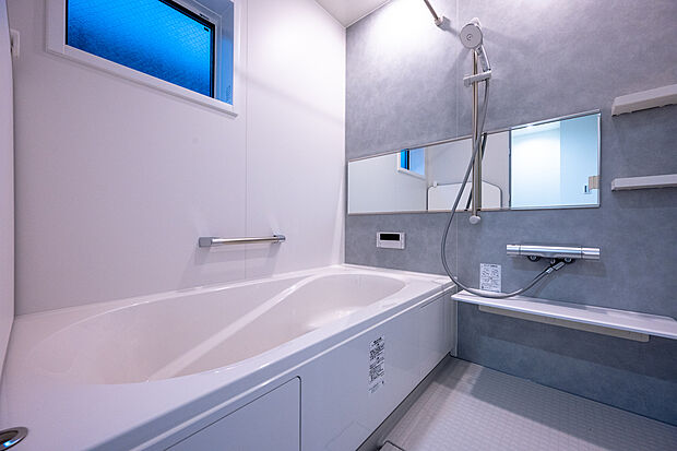 【浴室　C号棟　同仕様写真】■リクシル　システムバスルーム「AX」。フロアはスポンジが奥まで入り掃除がラクラク。また独自の断熱層を使用しているため冬場でも冷やっとしません。