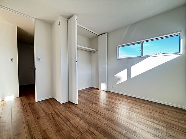 【洋室　A号棟　同仕様写真】■子ども部屋にも広々クローゼット。吊りレールで開閉がスムーズにおこなえます。