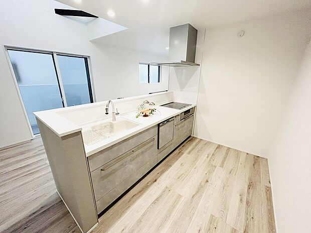 【キッチン 同仕様写真】■リクシル システムキッチン「ES」洗練されたデザインと優れた使いやすさ。最新機能も多彩に備えた、システムキッチン。暮らしの中心として、家族が自然と集まる空間が実現