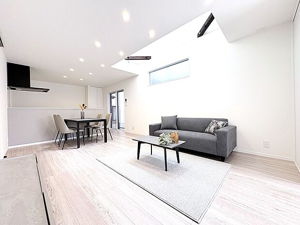 【リビング 施工例】■空気を汚さず、ふく射熱で足元からポカポカと暖まる床暖房付き
■南向きのリビングには心地いい日差しが差し込みます