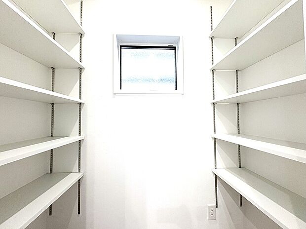 【土間収納 施工例】■玄関横に使い勝手が良いシューズクローク
■ゴルフバックやベビーカーもそのまま収納可能