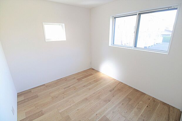 【洋室 同仕様写真 A号棟】■子ども部屋にも広々クローゼット。吊りレールで開閉がスムーズにおこなえます。