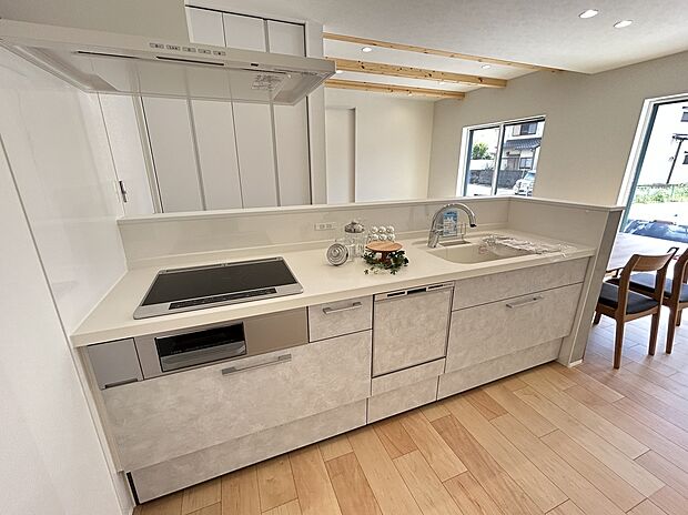 【リクシル システムキッチン「ES」】【キレイシンク】
シンク底面がフラットで排水口の見えないスッキリデザイン人造大理石製のシンク。
【タッチレス水栓】
吐水も止水も手をかざすだけなので省エネ効果が期待できます。
また、食器洗い乾燥機、熱のこもりにくいIHコンロ、お手入れのしやすい目地のないフラットなキッチンパネル採用するなど、毎日の家事を快適に行えるように厳選したシステムキッチンです。