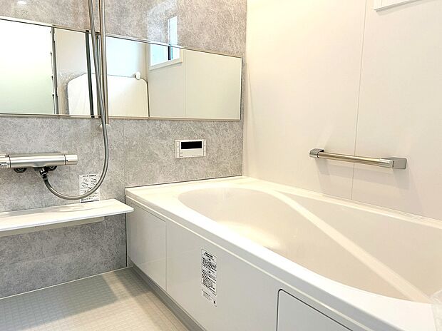 【リクシル システムバスルーム「AX」】【キレイサーモフロア】
スポンジが奥まで入り、お掃除ラクラク。独自の断熱層で寒い冬場でもヒヤッとしません。
【サーモバスS】
浴槽保温材と保温組フタのダブル保温で、時間が経っても浴槽内の温度を最小限に抑えます。
半身浴のできるベンチ付きの節水型の浴槽、排水口はシャワーなどの排水時に渦を起こして髪の毛やゴミをまとめてくれるためお掃除簡単で汚れもつきにくい構造になっています。