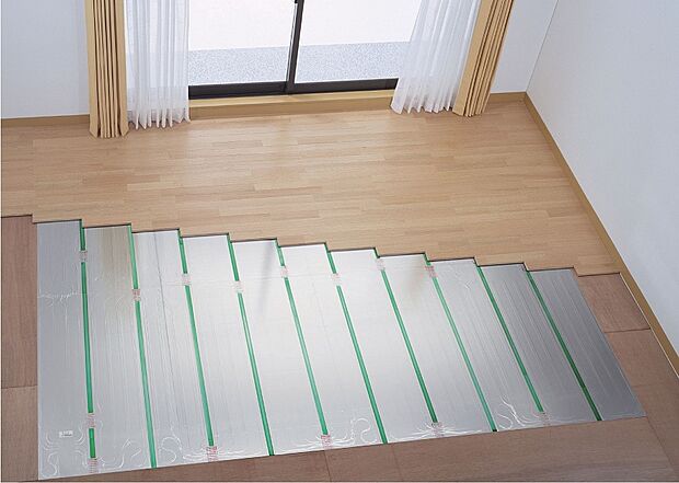 【が売温水式床暖房】ふく射熱効果で床からお部屋全体を温めます。温風が出ない床暖房は、ホコリが立たず清潔です。石油ストーブのように燃焼時のニオイもありません。
また必要なときだけガスを燃焼するため経済的です。