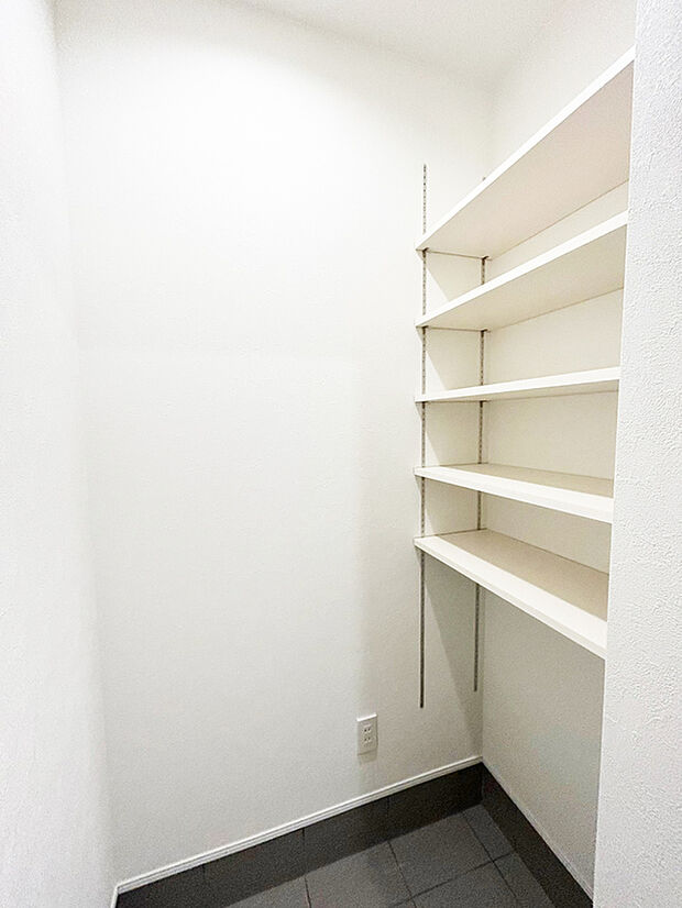【土間収納　施工例】■雨具やベビーカーなどの収納に便利な土間収納
■玄関横には広々土間収納
■広々土間収納
