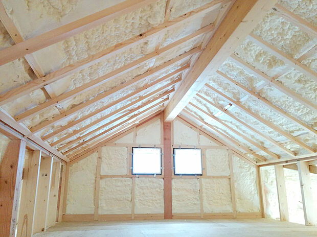 【吹付断熱】住宅の隅から隅まで家全体をスッポリと覆ってしまう「現場吹付け断熱」を採用。無数の細かい連続気泡で構成されたウレタンフォームは、グラスウール10Kの1.5倍の断熱効果を発揮します。また透湿性も低く、断熱材内部への湿気の侵入を防ぐ効果もあり、躯体内の結露を抑制し、建物の耐久性を高めてくれます。