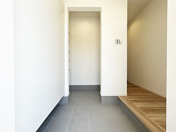 【玄関　施工例写真】大容量の下駄箱を採用しておりますので、お履物はもちろん、稼動棚を動かせば履物以外も収納できます。土間収納には掃除道具や外用玩具、ベビーカーなどをそのまま収納することが可能です！



