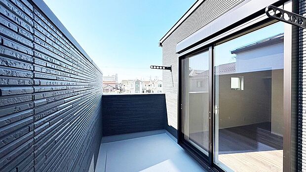 【その他】バルコニー 同仕様 C号棟■奥行きのあるバルコニー■洗濯物が良く乾く南向き
