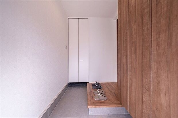 【その他】玄関　同仕様　B号棟■土間収納はベビーカーなどをたたまず、そのまま収納できます。ゴルフバッグやお子様の外用玩具などそのまましまえるので家事の時短にも！