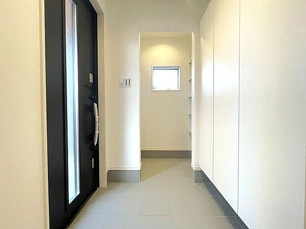 【その他】玄関　同仕様■玄関横に使い勝手が良いシューズクローク■ゴルフバックやベビーカーもそのまま収納可能