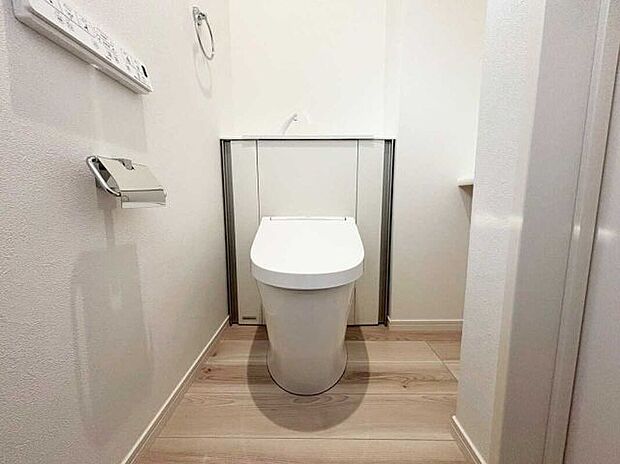 【その他】トイレ 施工例写真 ■左右の収納スペースにトイレットペーパーや掃除道具を収納■キズ・汚れ・菌に強いハイパーキラミック