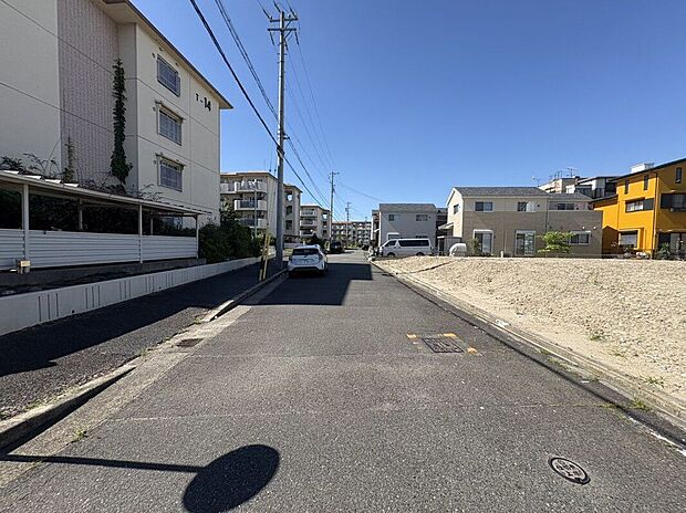 【前面道路含む外観】前面道路(2026年7月撮影)