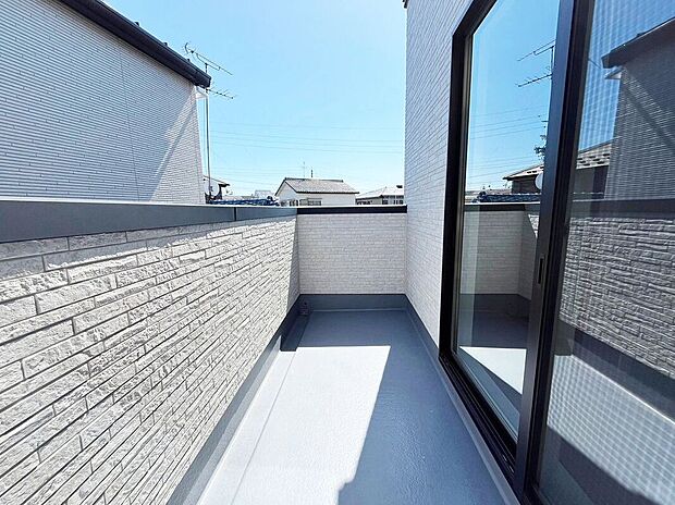 【その他】バルコニー　同仕様　C号棟■奥行きのあるバルコニー■洗濯物が良く乾く南向き