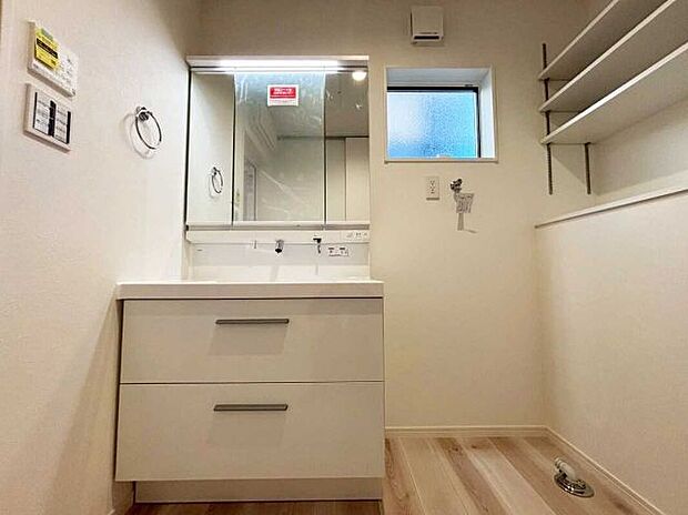 【その他】洗面 施工例写真 ■リクシル「EV」。洗面器一体型カウンターでつぎ目などの凹凸がなく汚れもさっとひと拭き。また節水と省エネ性にすぐれた上から水のでるキレイアップ水栓