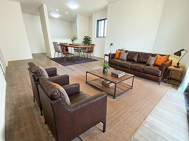 ≪Living room≫
ご家族との自然なコミュニケーションが生まれる対面キッチンを採用！暖かい光が降り注ぐ、温もりあふれるお住まいです☆
※家具をCGで加工しており、家具付き販売ではございません。