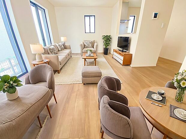 ≪Living room≫
採光良好なリビングは、ご家族の憩いの空間。居心地の良い快適な安らぎの場所にもなりそうです。
※家具をCGで加工しており、家具付き販売ではございません。