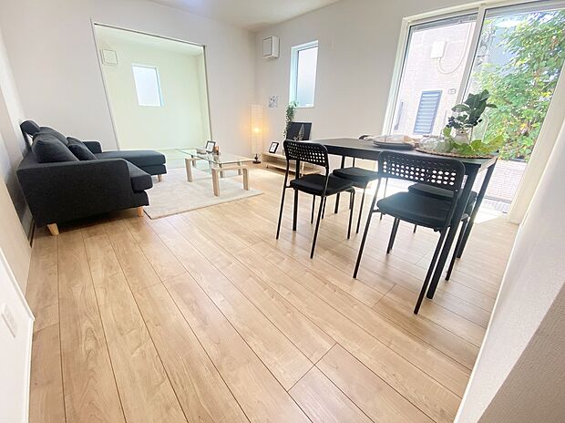 ≪Living room≫
自然光がたっぷり室内に降り注ぎ、居心地のよいリビング。ご家族の楽しい笑い声が聞こえてきそうです。ご家族でインテリアのレイアウトを考えるのも楽しそう♪