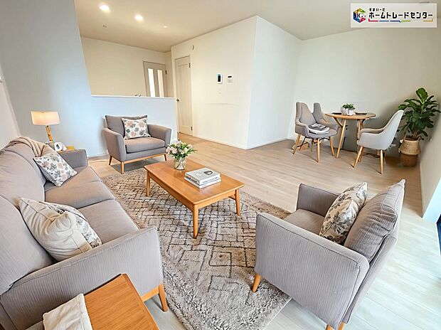 ≪Living room≫
ご家族との自然なコミュニケーションが生まれる対面キッチンを採用！暖かい光が降り注ぐ、温もりあふれるお住まいです☆
※家具をCGで加工しており、家具付き販売ではございません。