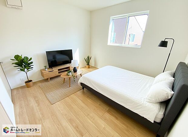 ≪Room≫
明るめのフローリングはどんな家具とも調和するので、どんなインテリアにしようか考えるのも楽しみの一つになりそうです！
※家具をCGで加工しています。家具付き販売ではございません。