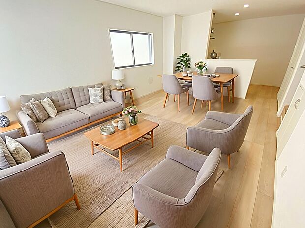 ≪Living room≫
家族とのつながりを意識した見通しのいいリビングは会話が弾んでみんなを笑顔にします♪
※家具をCGで加工しており、家具付き販売ではございません。