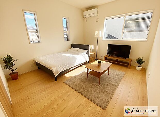 ≪Room≫
採光良好な明るい室内。木の温もりがやさしいフローリングは安らぎをもたらすプライベート空間♪
※家具をCGで加工しています。家具付き販売ではございません。