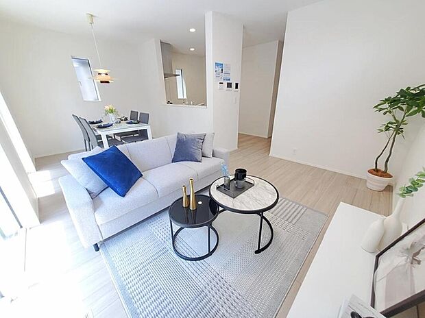 ≪Living room≫
広々とした開放感あふれるリビングです。ゆったり寛げる充分な広さがございます。ホームパーティのお客様が増えても、これだけ広いリビングなら大丈夫♪※家具付き販売ではありません。