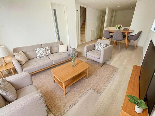 ≪Living room≫
家族とのつながりを意識した見通しのいいリビング♪ぜひあなたの目で、実際のお部屋をお確かめください。※家具をCGで加工しています。家具付き販売ではございません。