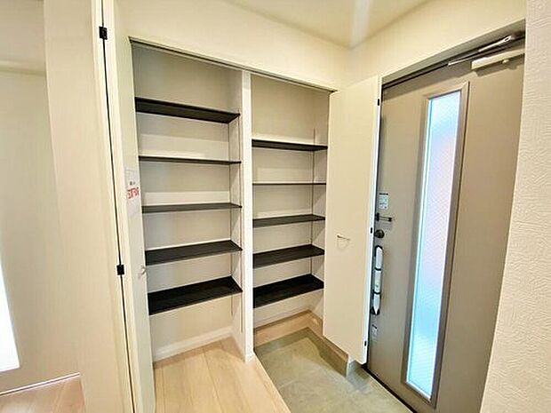 ≪Entrance≫
玄関にはたっぷり収納の下駄箱を完備。窓付きの玄関でパッと明るく♪姿見付きですので、お家を出る前に今日のコーディネートの最終チェックをすることができます。