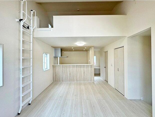 ≪Living room≫
家族のスペースでのんびりとおくつろぎください。床暖房を装備しておりますので、寒い冬でも快適にお過ごしいただけます♪