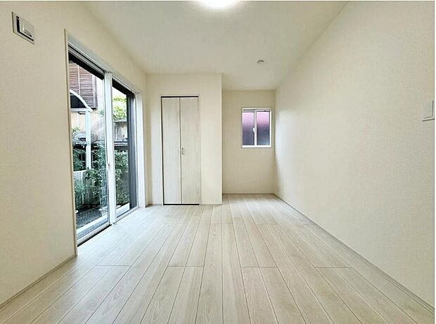 ≪Room≫
2面採光を確保した明るい室内は、風通しも良く、大変居心地の良い空間となっております。爽やかな風を感じて起きる朝は、快適生活の始まりに！