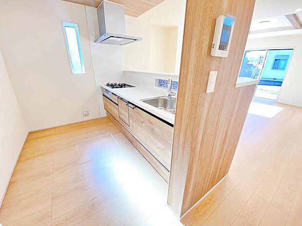 ≪Kitchen≫
日々のお料理のしやすさはもちろん、お子様と一緒に並んで料理も楽しめちゃう広々対面式キッチン。ご飯のおいしい香りにひかれて家族との会話も弾みます。