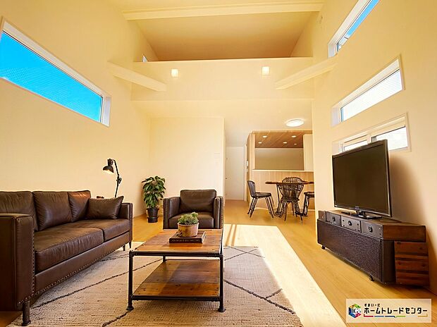 ≪Living room≫
2階リビングは陽当たり・風通し共に良好で、ご家族みんなで過ごす空間をより居心地良くしてくれます。
※家具をCGで加工しており、家具付き販売ではございません。