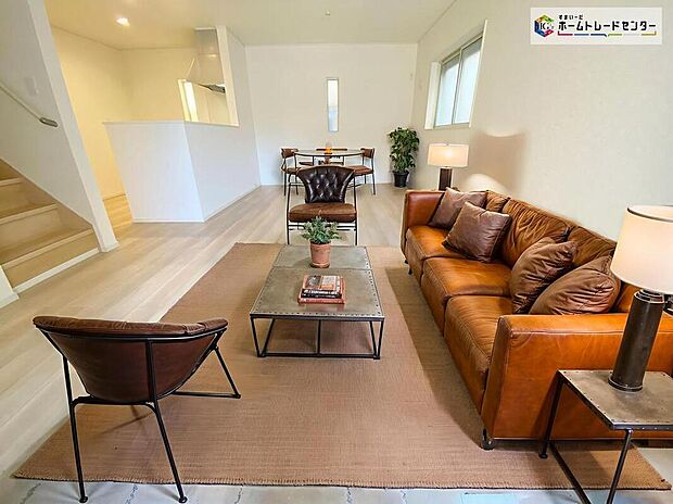 ≪Living room≫※1号棟
自然光に包まれたリビング。あふれる陽光の輝き、子どもたちの笑顔も光り輝いて見えますね☆
※家具をCGで加工しています。家具付き販売ではございません。