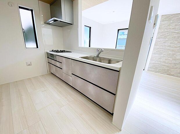 ≪Kitchen≫
対面式キッチンからは、リビングにいるご家族の様子が一目で分かります。小さいお子様がいても安心です♪