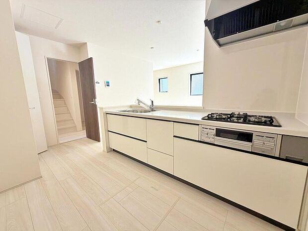 ≪Kitchen≫
どこを開けても大容量収納のビッグスライドキッチン。圧力鍋やパスタ鍋などかさばる調理器具も楽々収納できます☆