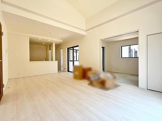 ≪Living room≫
お子様から片時も目を離せないというママは、LDKに隣接した畳コーナーにおもちゃを置いて遊ばせると安心♪
