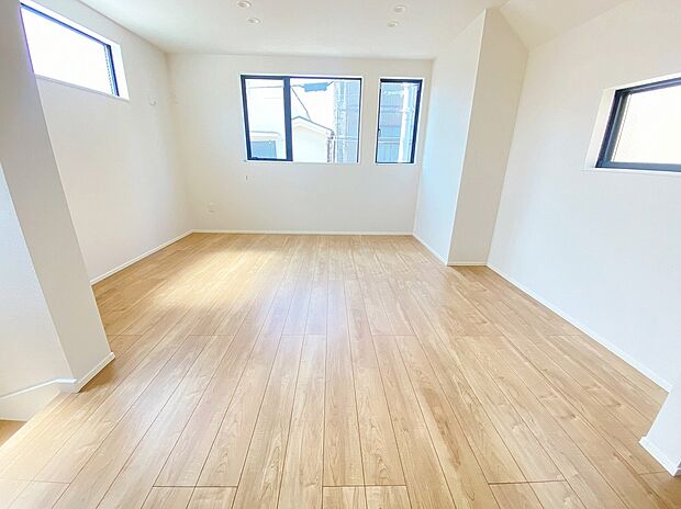 ≪Living room≫
採光良好なリビングは、ご家族の憩いの空間。居心地の良い快適な安らぎの場所にもなりそうです。
さまざまな設備や間取り、住み心地を現地で確認しよう！