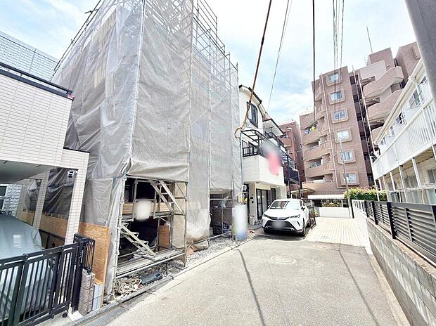 ≪見学予約可能！≫
前面道路は住人以外の車の進入も少なく、小さなお子様を持つご家庭にも安心です！お車の駐車も安心ですね♪